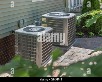 Outdoor-Klimaanlagen/Heizungen hinter Wohnanlage Stockfoto