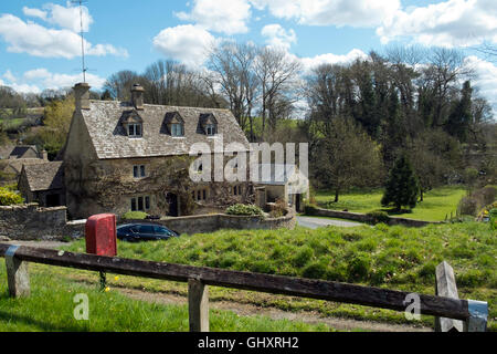 Idyllische Cotswold Häuser in Duntisbourne Äbte, Cotswolds, Gloucestershire, Großbritannien Stockfoto