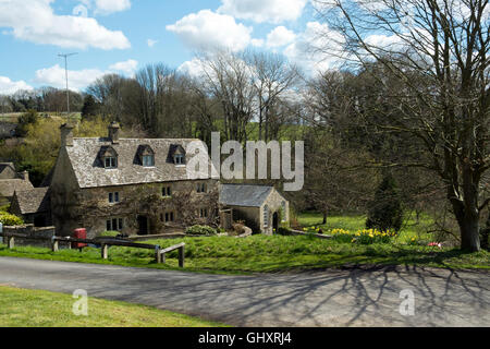 Idyllische Cotswold Häuser in Duntisbourne Äbte, Cotswolds, Gloucestershire, Großbritannien Stockfoto