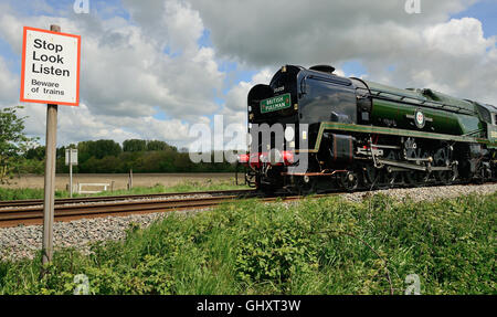 Der Belmond (VSOE) British Pullman an einer Fußgängerüberführung, gezogen von der Merchant Navy-Lokomotive Nr. 35028 Clan Line. 14. Mai 2014. Stockfoto