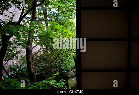 Ein Blick auf den Garten im Innenhof in der Nomura-Samurai-Haus in Kanazawa, Japan. Stockfoto