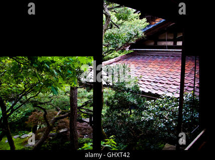 Ein Blick auf den Garten im Innenhof in der Nomura-Samurai-Haus in Kanazawa, Japan. Stockfoto