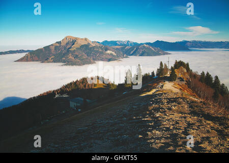 Schafberg und Zwölferhorn Berge in Österreich über ein Meer von Cloud für St Gilgen bin Wolfgangsee im Salzkammergut Stockfoto