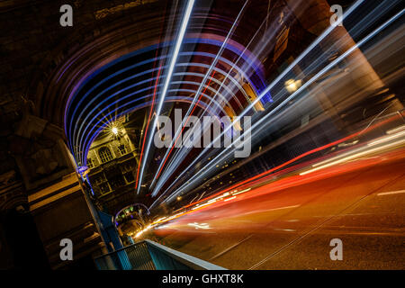 Nachtansicht London, Tower Bridge, Tower Bridge mit Lichtspuren Stockfoto