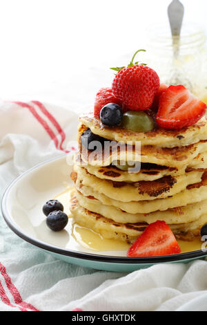 Stapel von heißen Pfannkuchen mit Früchten, Essen Nahaufnahme Stockfoto