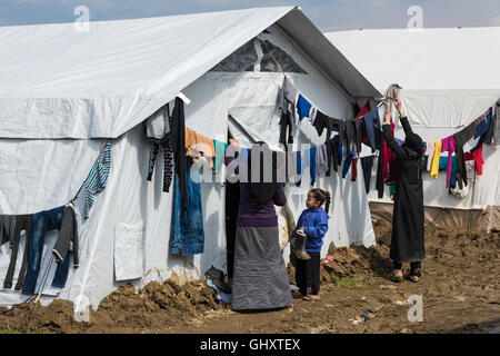 Zwei Frauen versuchen, ihre Kleider zu trocknen, nach starkem Regen am 17. März 2015 im Flüchtlingslager Idomeni, Griechenland. Stockfoto