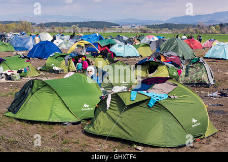 Flüchtlinge aus Syrien sitzen ihre Zelte am 17. März 2015 im Flüchtlingslager Idomeni, Griechenland. Stockfoto