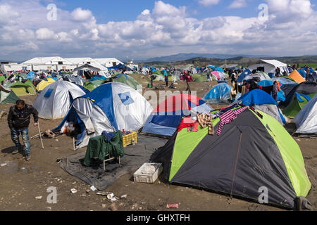 Flüchtlinge aus Syrien sitzen ihre Zelte am 17. März 2015 im Flüchtlingslager Idomeni, Griechenland. Stockfoto