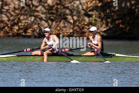 Großbritanniens Katherine Grainger (links) und Victoria Thornley finish in Silber nach der Frauen Doppel Doppelzweier final A bei Lagoa Stadion am sechsten Tag der Olympischen Spiele in Rio, Brasilien. Stockfoto