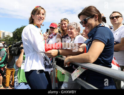 Großbritanniens Katherine Grainger (links) nach dem Damendoppel Skiff final A bei Lagoa Stadion am sechsten Tag der Olympischen Spiele in Rio, Brasilien. Stockfoto