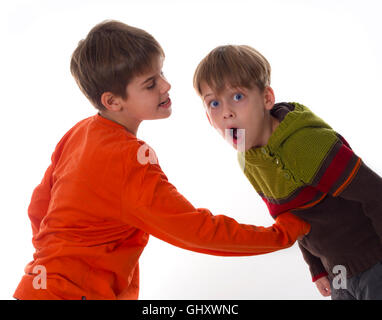 Zwei Jungen kämpfen Stockfoto