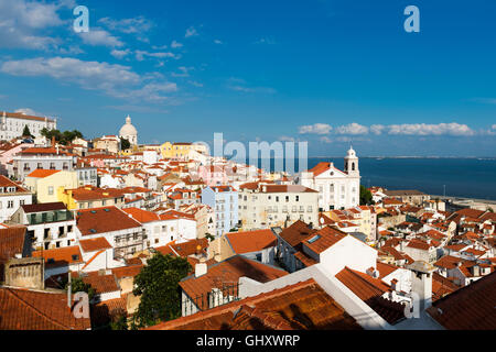 Blick auf die Alfama Nachbarschaft in Lissabon, Portugal von der Portas do Sol Aussichtspunkt; Konzept für eine Reise nach Lissabon, Portugal Stockfoto