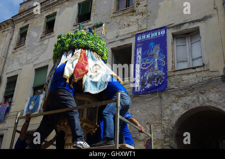 Sassari, Sardinien. Der Candelieri Abstieg Stockfoto