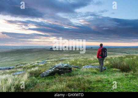 Walker, genießen den Blick über Cotherstone Moor in Richtung des Loups Hill aus Goldsborough, Baldersdale, Teesdale, County Durham UK Stockfoto