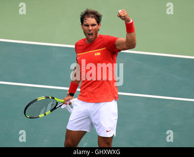 Spaniens Rafael Nadal feiert Sieg über Frankreichs Gilles Simon einen Olympischen Tenniszentrum am sechsten Tag der Olympischen Spiele in Rio, Brasilien. Stockfoto