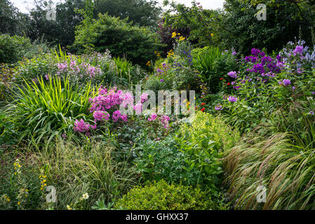 Gräser, Blumen, Sträucher im Cottage Garten, Norfolk, england