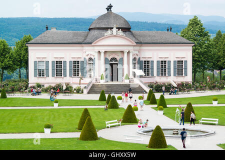 Barocke Gartenpavillon und Menschen im Park von Melk Abbey in Wachau Valley, Niederösterreich Stockfoto