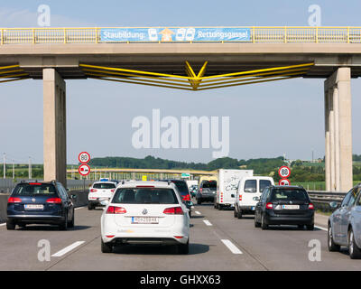 Autos im Verkehr Stau auf der Autobahn Autobahn A1 in Niederösterreich, Österreich Stockfoto