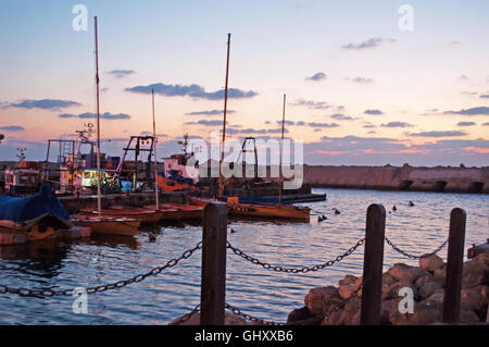 Israel, Naher Osten: Sonnenuntergang und Fischerboote im Hafen von Old Jaffa, der älteste Teil von Tel Aviv Yafo, einem Fischerdorf Stockfoto