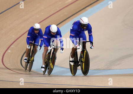 Frankreichs Herren Teamsprint von Gregory Bauge geführt, während die Männer-Team-Sprint am sechsten Tag der Olympischen Spiele in Rio, Brasilien. Stockfoto