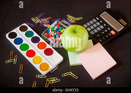Schul- und Büromaterial auf Tafel Hintergrund. Stockfoto