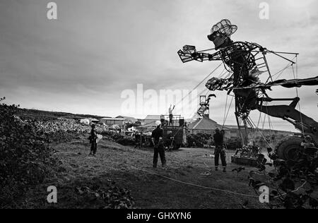 Höchste Marionette in der Welt, Die man Motor, besuche Geevor Tin Mine in Cornwall, England. Menschenmassen kam das Spektakel zu sehen, bis zu 5.000 Personen. Stockfoto