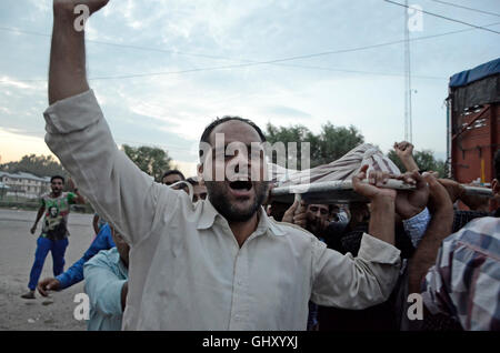 Srinagar, Kaschmir. 11. August 2016. Kashmiri Mann wirft Anti-Indien Parolen, wie Menschen den Körper einer älteren Frau, Jameela wie die indische Kräfte Reifen Rauch Granaten eingereicht tragen, die Trauernden zu zerstreuen. Jameela, Frau von Abdul Rashid Khan starb an Herzstillstand, nachdem paramilitärischen CRPF Troopers das Haus mit Steinen beworfen und ihre Waffen auf ihr in Srinagar Bemina Ortschaft am Donnerstagabend richtet. Ihre Verwandten und Zeugen behauptet, Proteste nach den Nachrichten des Weibes Tod Ausbreitung im Bereich ausgebrochen. Bildnachweis: Pazifische Presse/Alamy Live-Nachrichten Stockfoto