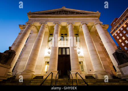 Die New Haven County Courthouse in der Nacht, in der Innenstadt von New Haven, Connecticut. Stockfoto