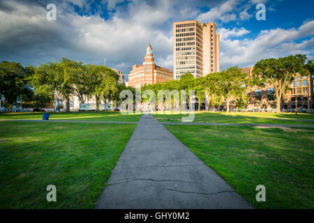 Gehwege in New Haven Green und Gebäude in der Innenstadt, in New Haven, Connecticut. Stockfoto