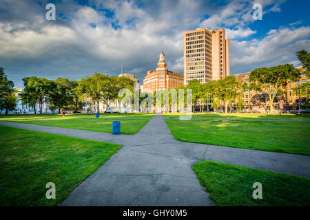 Gehwege in New Haven Green und Gebäude in der Innenstadt, in New Haven, Connecticut. Stockfoto