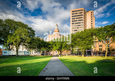 Gehwege in New Haven Green und Gebäude in der Innenstadt, in New Haven, Connecticut. Stockfoto