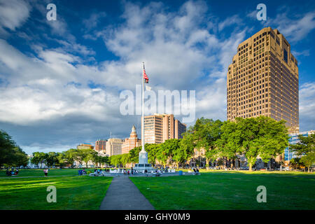 Gehwege in New Haven Green und Gebäude in der Innenstadt, in New Haven, Connecticut. Stockfoto