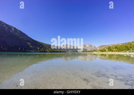 Die schönen June Lake mit blauem Himmel Stockfoto