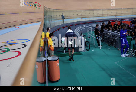 Der Brite Bradley Wiggins verlässt Rio Olympischen Velodrom am sechsten Tag der Olympischen Spiele in Rio, Brasilien. Stockfoto