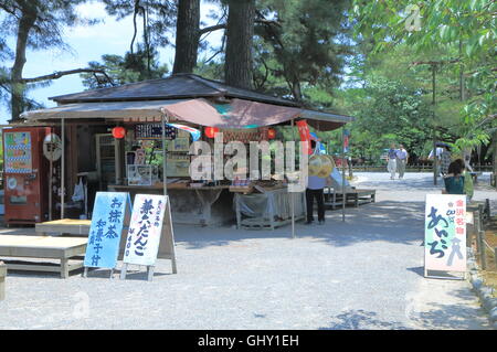 Kiosk im Kenrokuen Garten in Kanazawa Japan, eines der drei großen Gärten Japans. Stockfoto