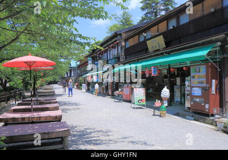 Traditionelle Restaurants im Kenrokuen Garten in Kanazawa Japan, eines der drei großen Gärten Japans. Stockfoto