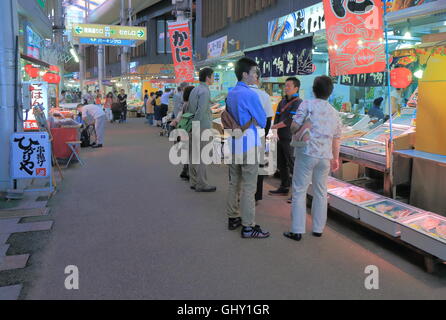 Menschen-Shop auf Omicho Markt in Kanazawa, Japan. Stockfoto