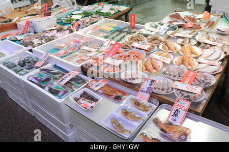 Fisch-Shop im Omicho Markt in Kanazawa, Japan. Stockfoto