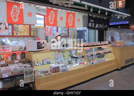 Mitarbeiter arbeiten im Omicho Markt in Kanazawa, Japan. Stockfoto