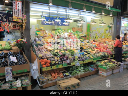 Mitarbeiter arbeiten im Omicho Markt in Kanazawa, Japan. Stockfoto