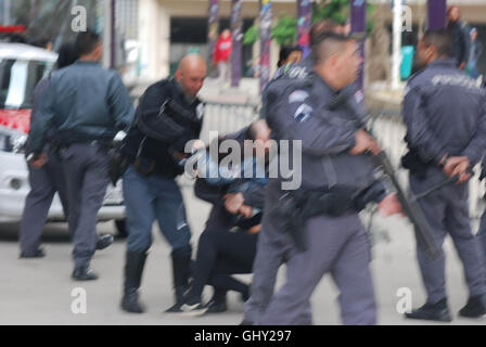 Sao Paulo, Brasilien. 11. August 2016. Einige Studenten protestierten gegen die Behandlung von Gesundheit und Bildung Status des Landes heute Abend in Sao Paulo, Brasilien. Bildnachweis: Adeleke Anthony Fote/Pacific Press/Alamy Live-Nachrichten Stockfoto