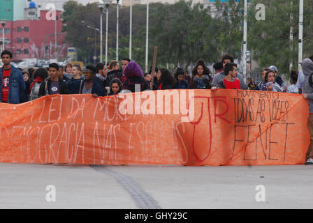 Sao Paulo, Brasilien. 11. August 2016. Einige Studenten protestierten gegen die Behandlung von Gesundheit und Bildung Status des Landes heute Abend in Sao Paulo, Brasilien. Bildnachweis: Adeleke Anthony Fote/Pacific Press/Alamy Live-Nachrichten Stockfoto