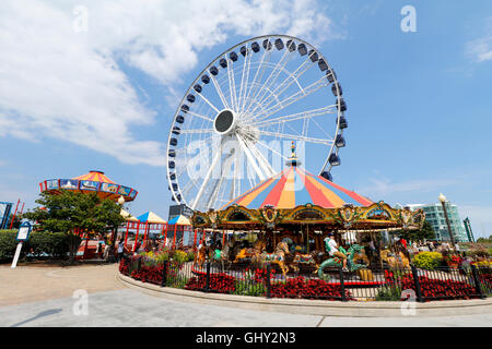 Centennial Riesenrad und Karussell. Navy Pier, Chicago, Illinois. Stockfoto