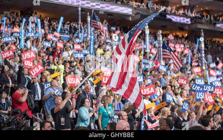 Delegieren Sie warten große US-Flagge auf der Democratic Convention in Philadelphia Stockfoto