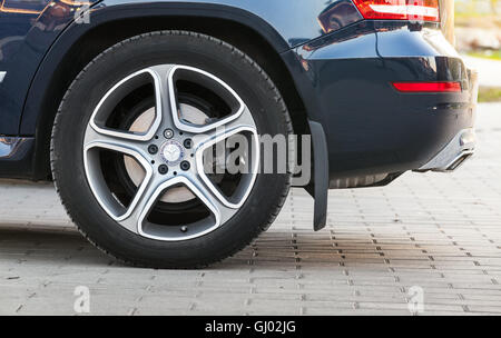 Imatra, Finnland - 25. Juni 2016: Nahaufnahme Foto von Auto-Rad mit Mercedes Benz Logo auf Continental Reifen Stockfoto