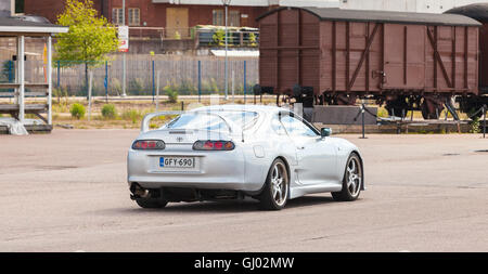 Kotka, Finnland - 16. Juli 2016: Licht grau metallic Toyota Supra SZ Sportauto geht auf der Straße in der europäischen Stadt, Rückansicht Stockfoto