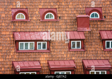 Altes Haus gefliest Dach mit vielen Dachboden Fenstern Stockfoto