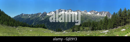 Ansicht der Aiguilles Rouges/La Flegere vom Grand Balcon Nord, nr Chalets De La Anhänger, Chamonix-Mont-Blanc, Rhone Alpes, Frankreich. Stockfoto