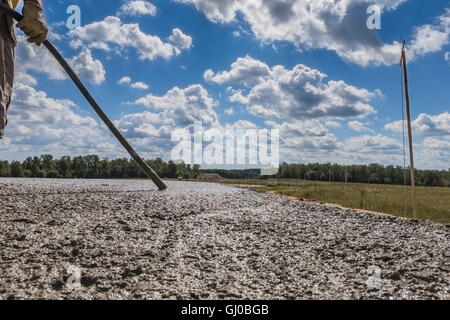 Arbeiter Beton mit einer Betonpumpe mit einem Vibrator gegossen. Stockfoto