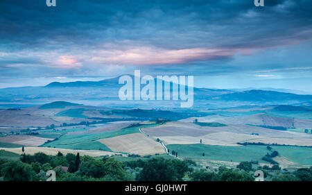 Monte Amiata & Val d ' Orcia aus Pienza bei Dämmerung, Toskana, Italien Stockfoto